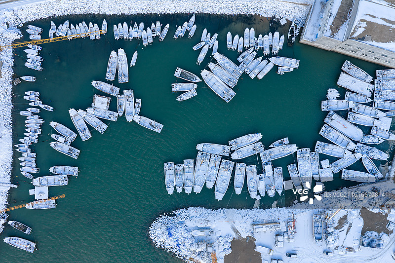 雪后双岛湾港口里的被雪覆盖的船图片素材