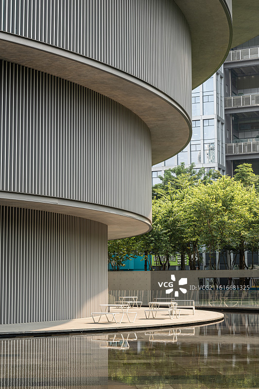 和美术馆水景空间与螺旋体量图片素材