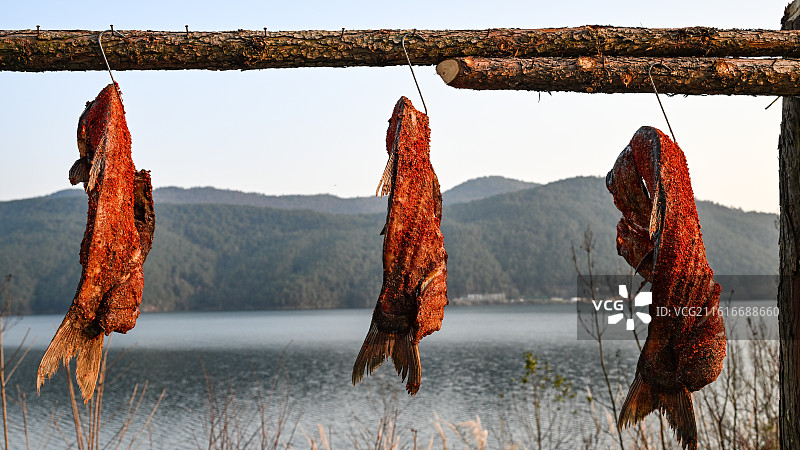 四川省绵阳市户外晾晒、熏烤的香肠，腊肉，年货，排骨，干鱼图片素材