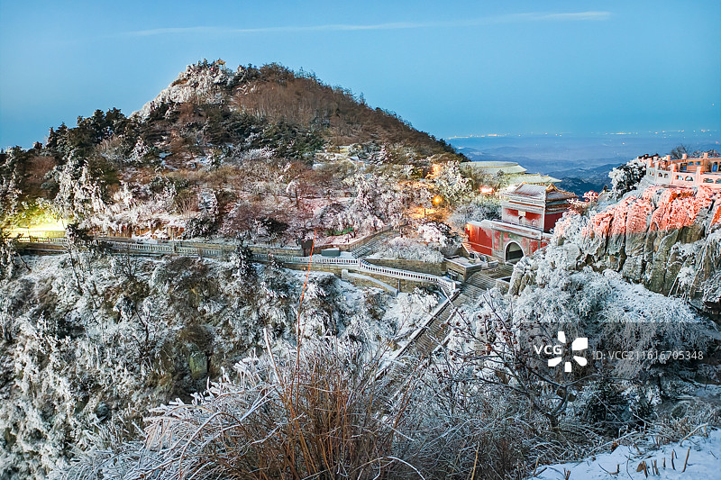 当2026年1月18日的雪漫过岱宗之巅，泰山便以银装素裹之姿，成为五岳中最雄浑的冬日画卷。图片素材