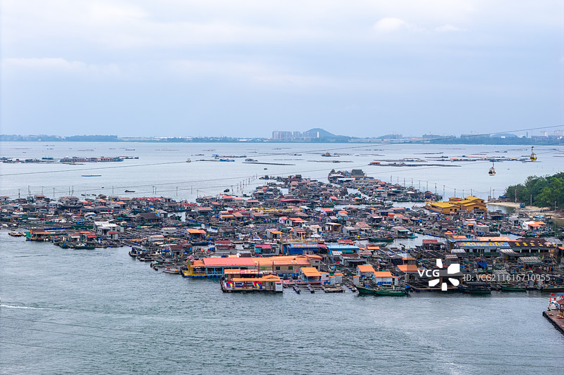 航拍俯瞰海南陵水县海上渔村海产网箱养殖，疍家渔排俯瞰图图片素材