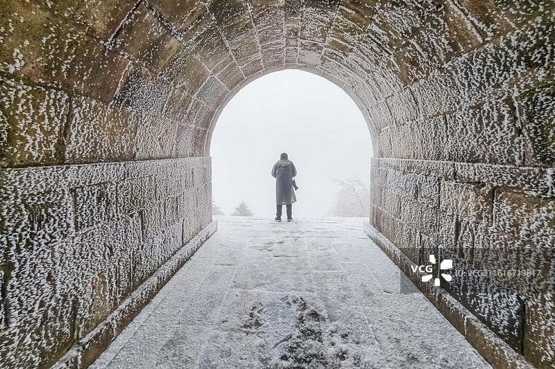 当2026年1月18日的雪漫过岱宗之巅，泰山便以银装素裹之姿，成为五岳中最雄浑的冬日画卷。图片素材