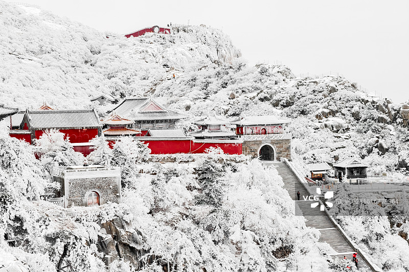 当2026年1月18日的雪漫过岱宗之巅，泰山便以银装素裹之姿，成为五岳中最雄浑的冬日画卷。图片素材