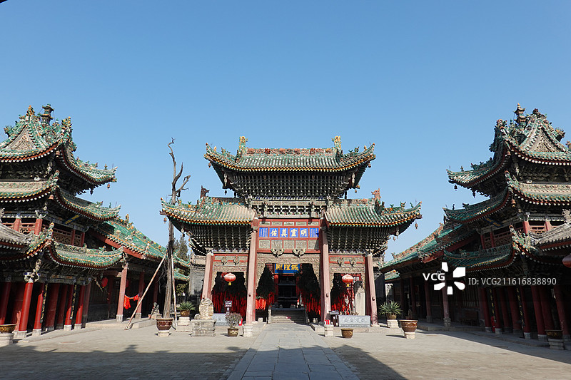 陕西省咸阳市三原县三原城隍庙：中院木牌坊明代尚书温纯题明灵奠佑木牌楼图片素材