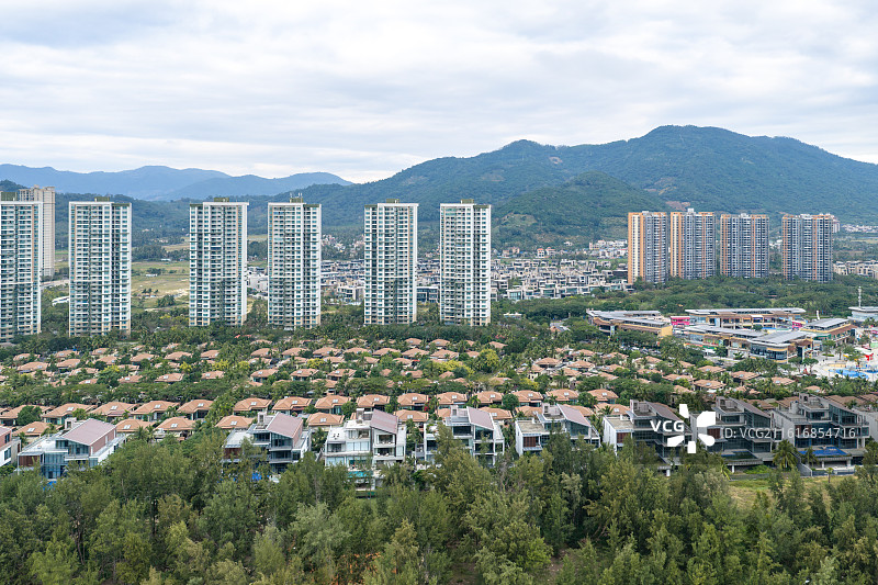 航拍海南清水湾海景房公寓和别墅，以及远处的山图片素材
