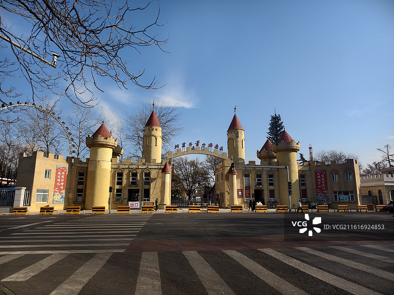 北京石景山游乐园：童话城堡门楼与摩天轮，复古建筑风格的游乐胜地入口图片素材