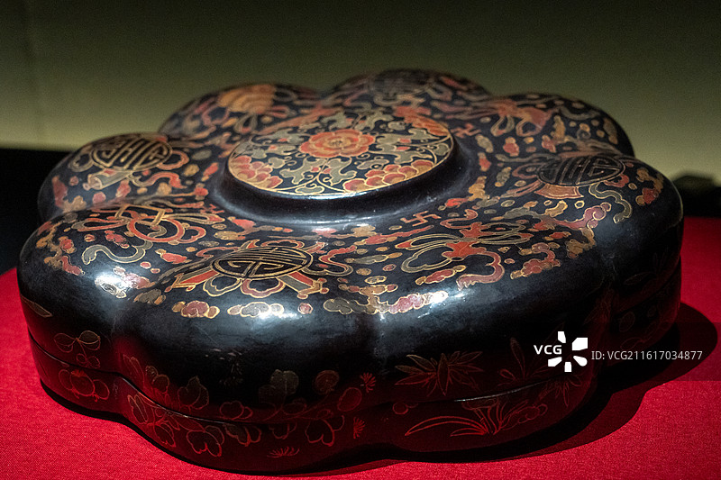 广东省博物馆，清代乾隆时期黑地彩漆暗八仙八瓣攒盒图片素材