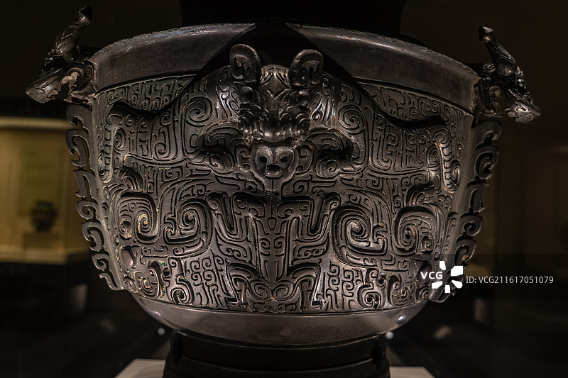 商代 龙虎纹青铜尊 1957年安徽阜南月儿河出土 中国国家博物馆图片素材