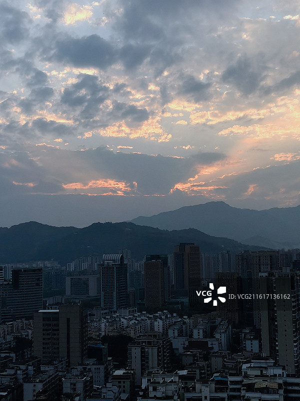 冬季山城龙岩城区的美丽日落晚霞图片素材