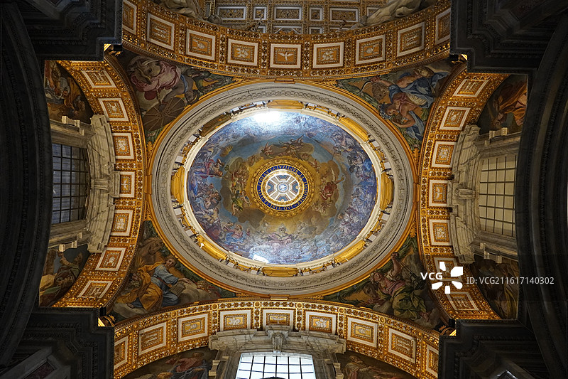 梵蒂冈圣保罗大教堂，古典教堂穹顶壁画，巴洛克风格天顶画，金色装饰与宗教人物描绘图片素材