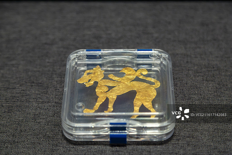 新疆乌鲁木齐新疆博物馆文物虎形金箔，哈巴河县喀拉苏墓地出土图片素材