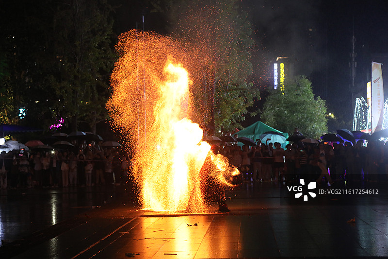 重庆市云阳地质公园举办的打铁花火壶非物质文化遗产传承人表演图片素材