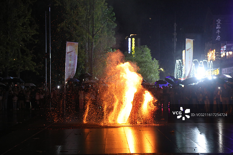 重庆市云阳地质公园举办的打铁花火壶非物质文化遗产传承人表演图片素材