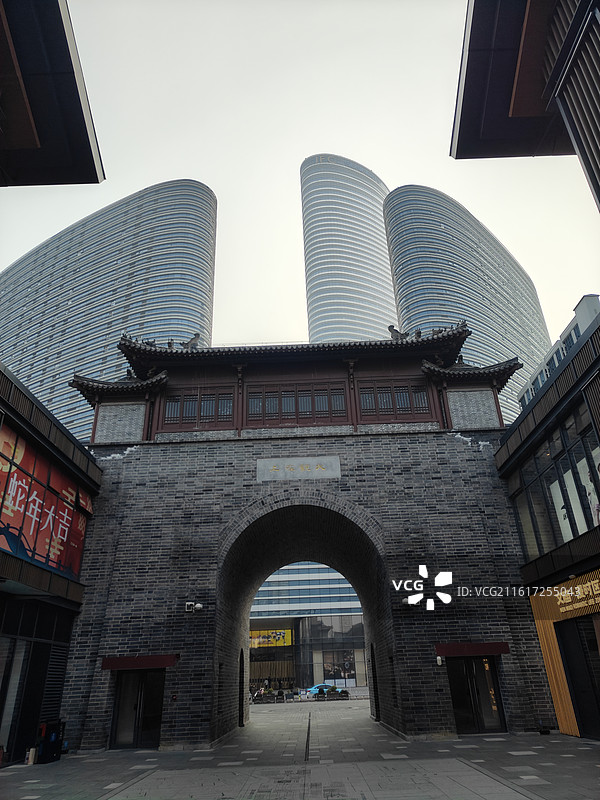 徐州文庙鼓楼与苏宁广场——古今交融的城市天际线图片素材