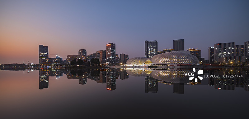 夜幕降临下，五彩斑斓的金沙湖大剧院夜景图片素材