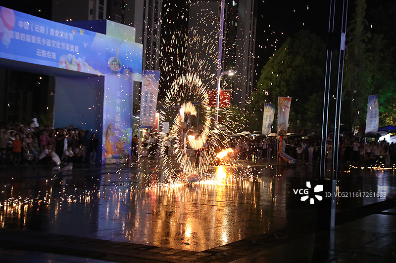 重庆市云阳地质公园举办的打铁花火壶非物质文化遗产传承人表演图片素材