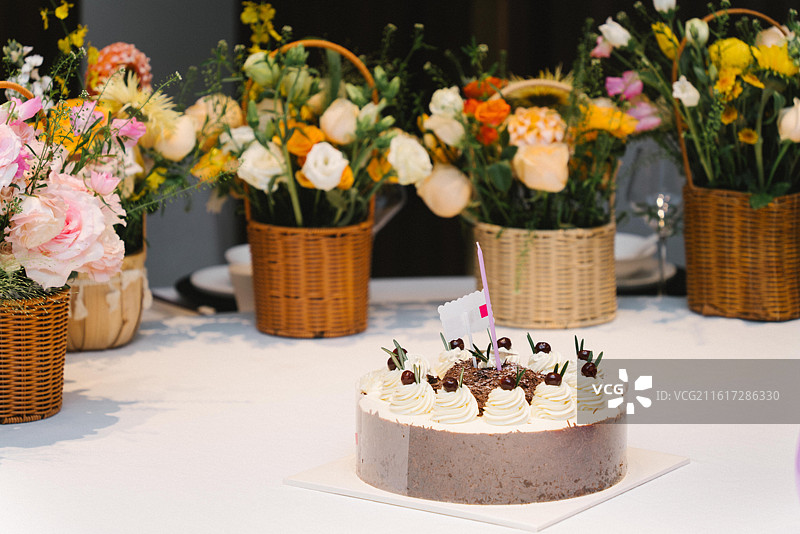 生日party上的蛋糕鲜花场景布置图片素材