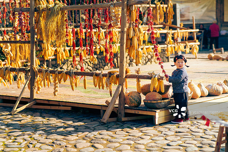 复古女孩晒秋的冬日农村80年代怀旧儿童写真图片素材