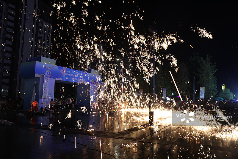 重庆市云阳县举办的打铁花火壶表演，非物质文化遗产传承人图片素材