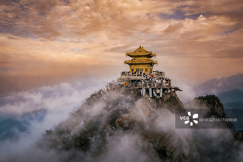 山巅之上图片素材