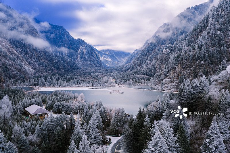 四川阿坝自治州毕棚沟 冬季龙王海雪景图片素材