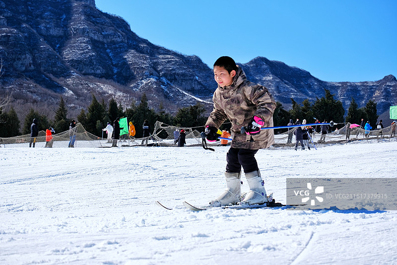 冬天高山脚下滑雪场。冰雪运动。曲棍球雪娃娃冰天雪地图片素材