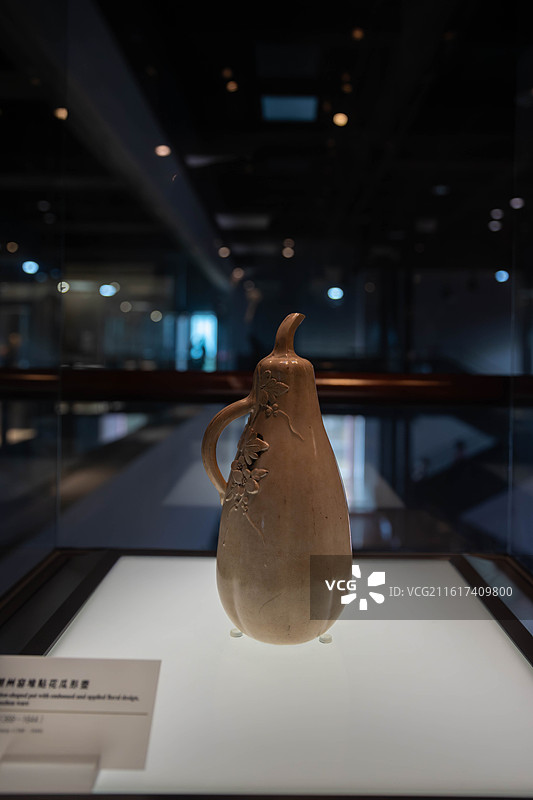 唐代潮州窑堆贴花瓜形壶 博物馆陶瓷展品特写图片素材