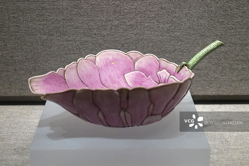 粉彩秋操纪念杯 清·光绪 山东博物馆“名铸典册·镜鉴千秋-山东古代清官廉吏史话展”图片素材