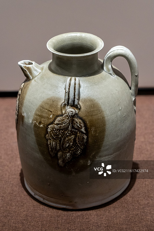 广东省博物馆，唐长沙窑青釉褐斑模印贴花壶图片素材