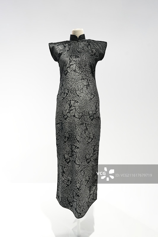 上海博物馆张信哲收藏20世纪30-40年代黑地团形菊花纹印银平绒旗袍图片素材