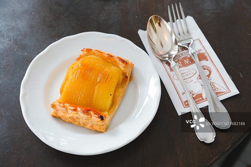 日本青森县弘前市大正浪漫喫茶室，苹果派甜点图片素材