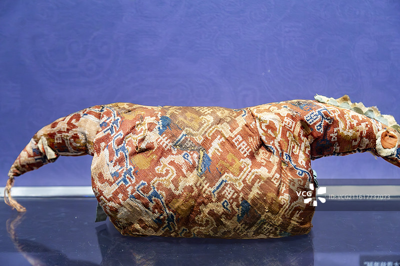 新疆乌鲁木齐新疆博物馆文物汉代时期延年益寿大宜子孙锦鸡鸣枕，民丰县尼雅遗址图片素材