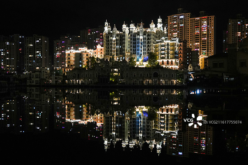 威尼斯水城客天下城市建筑夜景风光和水面倒影图片素材