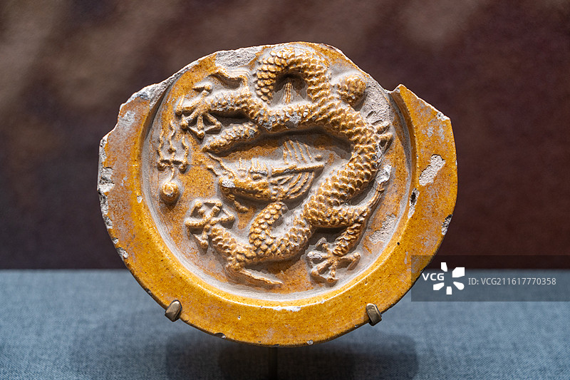 九重之下——故宫造办处旧址考古成果展明代早期黄琉璃龙纹勾头残件图片素材