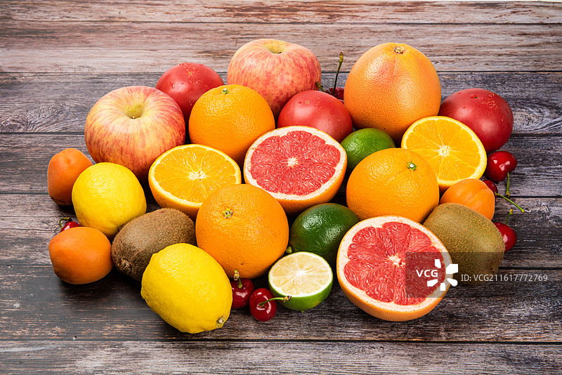 桌上的新鲜水果组合图片素材