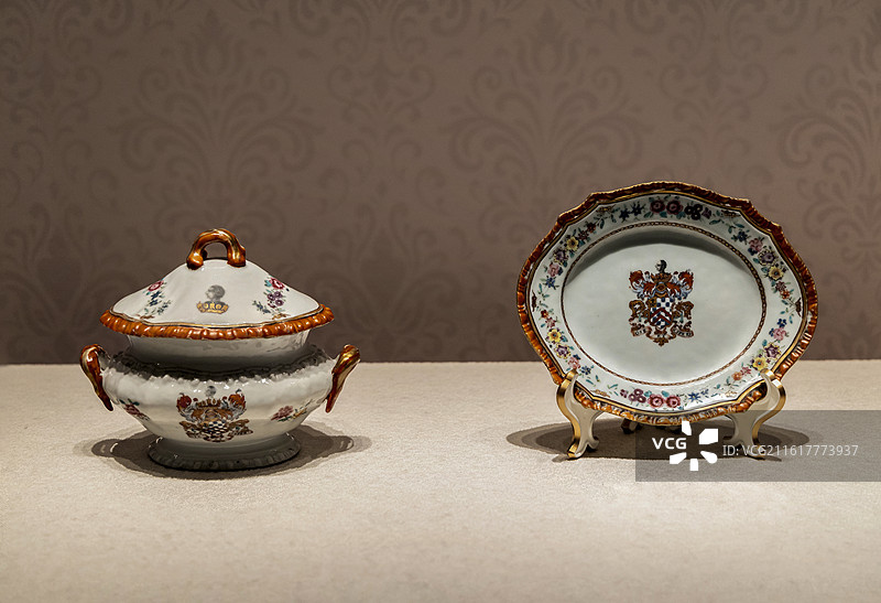 天津博物馆藏18—19世纪中国纹章瓷特展：清乾隆广彩克拉克家族纹章纹酱汁碗、托盘（约1765年）图片素材