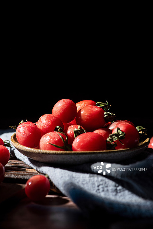 桌上的新鲜小番茄圣女果图片素材