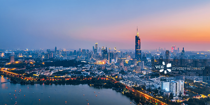 中国江苏南京玄武湖上的游船城市天际线夜景航拍图片素材