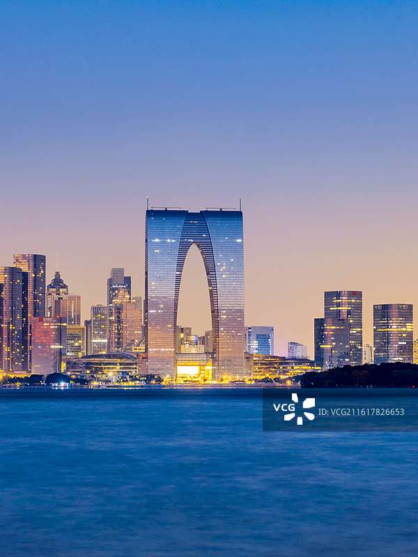 中国江苏苏州金鸡湖和东方之门清晨夜景风光图片素材