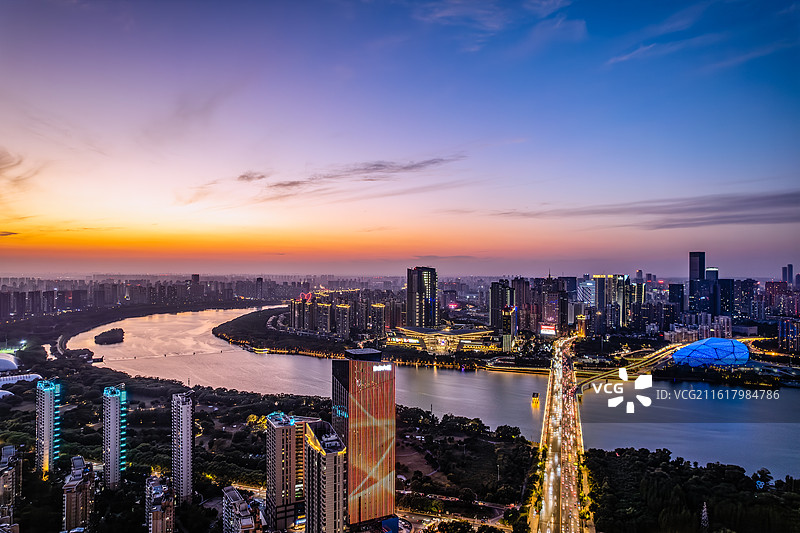 中国辽宁沈阳浑河五里河公园城市建筑夜景航拍图片素材