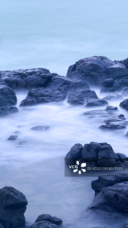 长曝光海边礁石海浪竖画幅山水意象水墨画图片素材