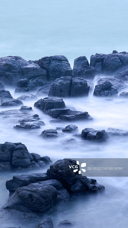 长曝光海边礁石海浪竖画幅山水意象水墨画图片素材