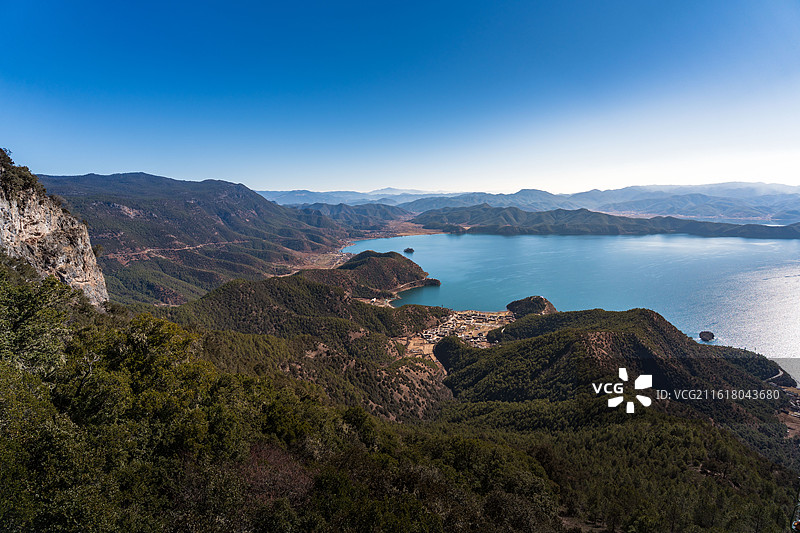 格姆女神峰眺望泸沽湖风光图片素材