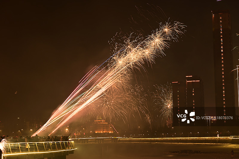 过年庆祝放烟花图片素材