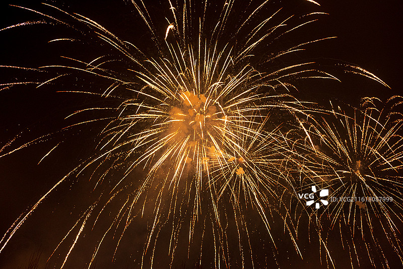 过年庆祝放烟花图片素材