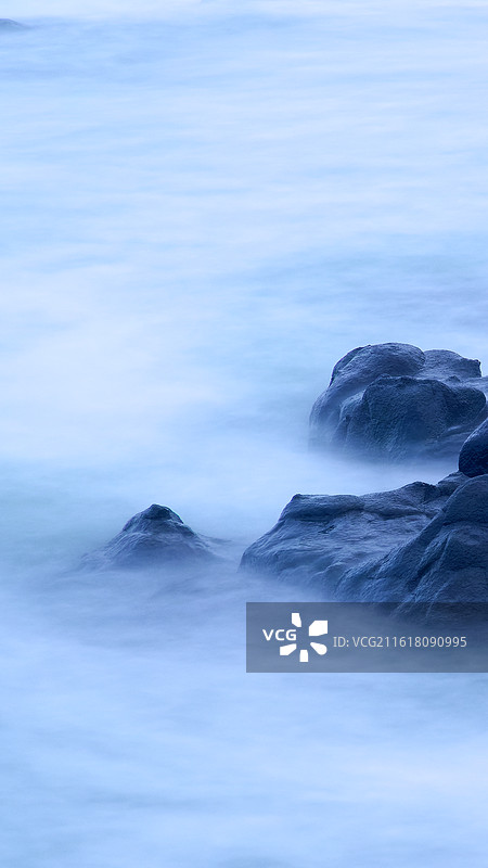 长曝光海边礁石海浪竖画幅山水意象水墨画图片素材