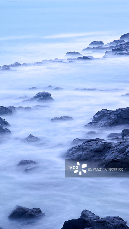 长曝光海边礁石海浪竖画幅山水意象水墨画图片素材