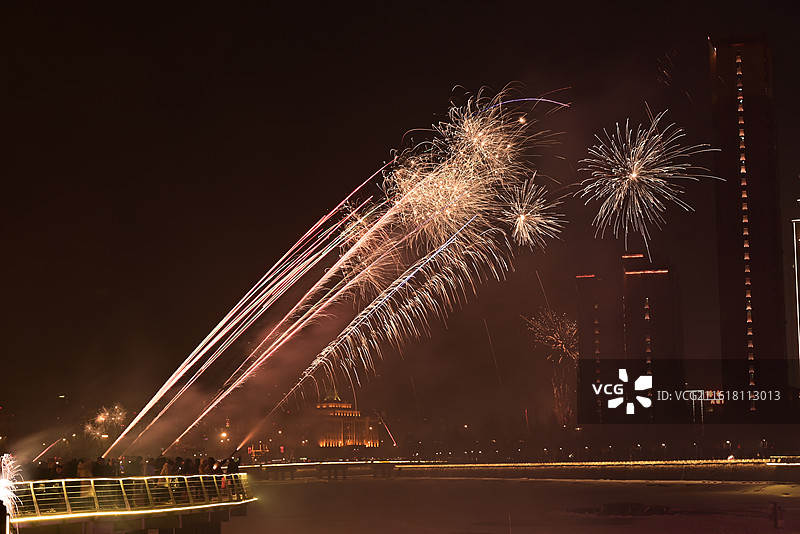 过年庆祝放烟花图片素材