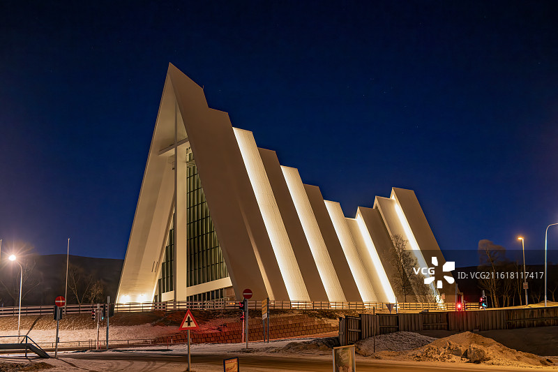 冬季北极圈内挪威特罗姆瑟北极大教堂暖色灯光图片素材