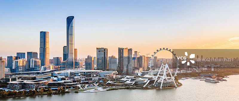 中国江苏苏州金鸡湖沿岸摩天轮城市天际线清晨航拍图片素材